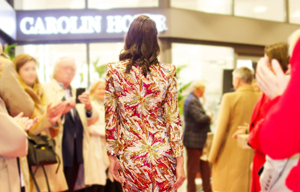 PIO O'KAN Couture Model in Paillettenkleid Fashionshow auf Runway bei Carolin Hofer Jubiläumsfeier