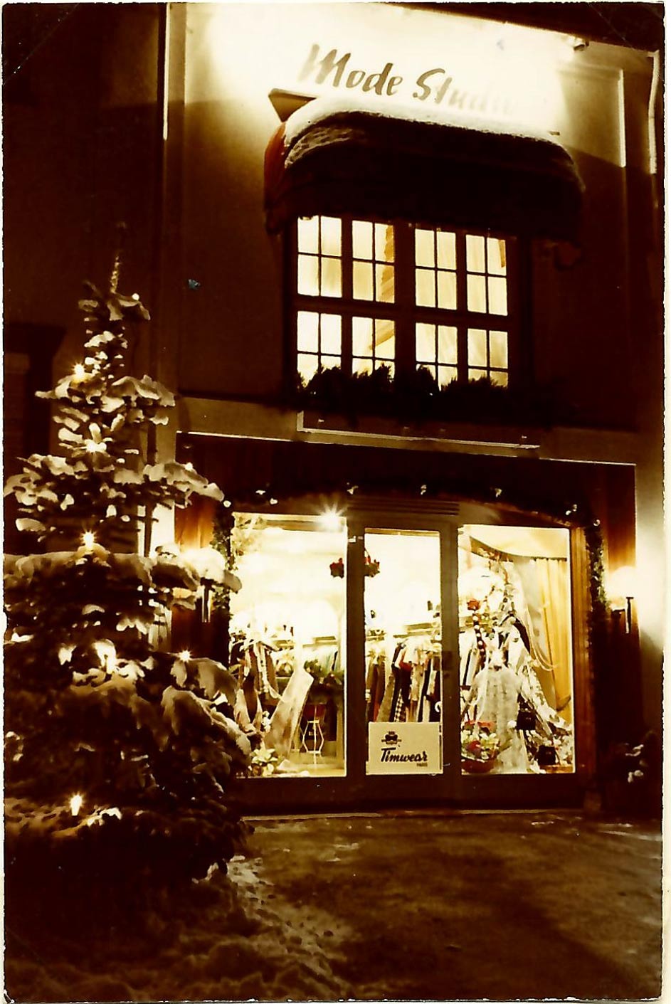 Fassade des damaligen Modesalons "Helga Kienel Couture" von Helga Okan, Gründerin von PIO O'KAN, in Warburg, 1970 im Winter.