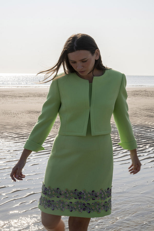 Ausgestelltes Kleid aus Wollcrêpe mit Blumenspitzenborte