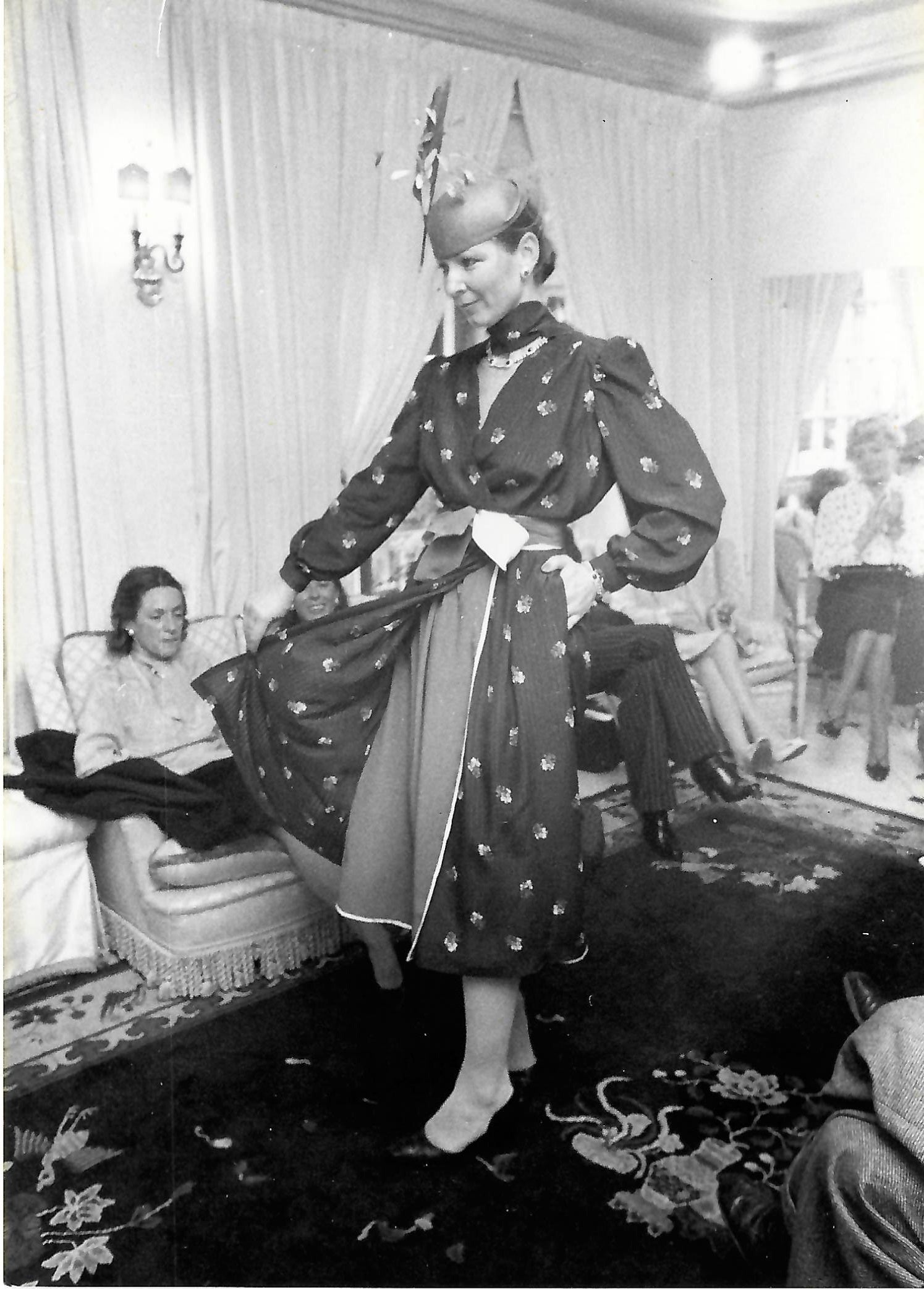 Model in Helga Kienel Couture, der damaligen Couture/Modemarke von Modedesignerin Helga Okan, Gründerin von PIO O'KAN, Ende der 1970er/Anfang 1980er