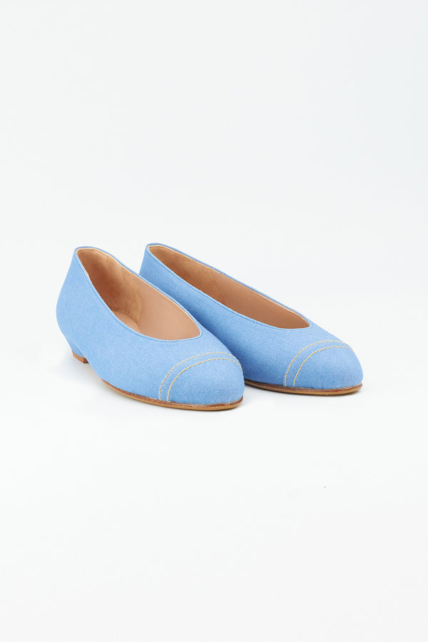 Ballerina aus hellem Jeansstoff