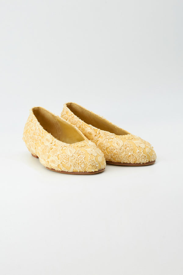 Ballerina mit Spitze bezogen in Gelb
