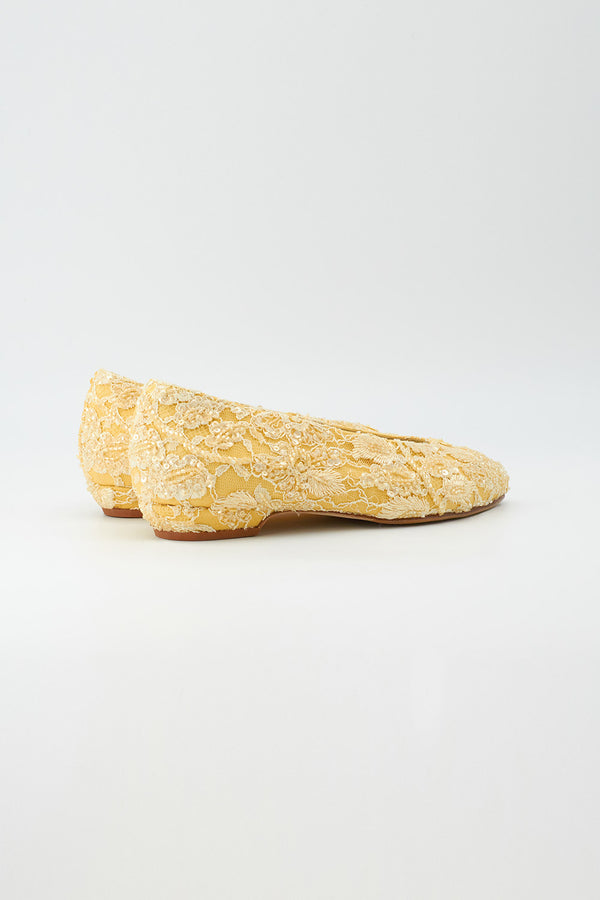 Ballerina mit Spitze bezogen in Gelb