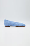 Ballerina mit hellblauem Tweed bezogen