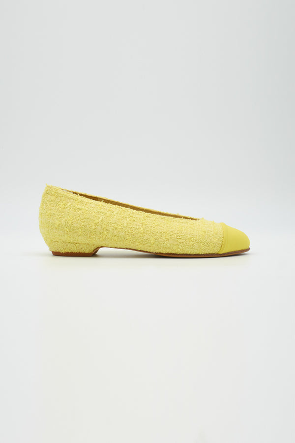 Ballerina mit gelbem Tweed bezogen