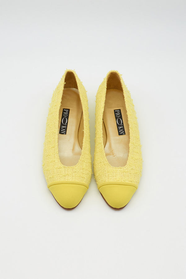 Ballerina mit gelbem Tweed bezogen