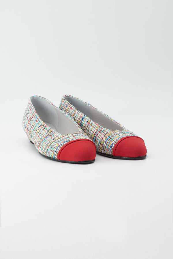 Ballerina mit buntem Tweed bezogen
