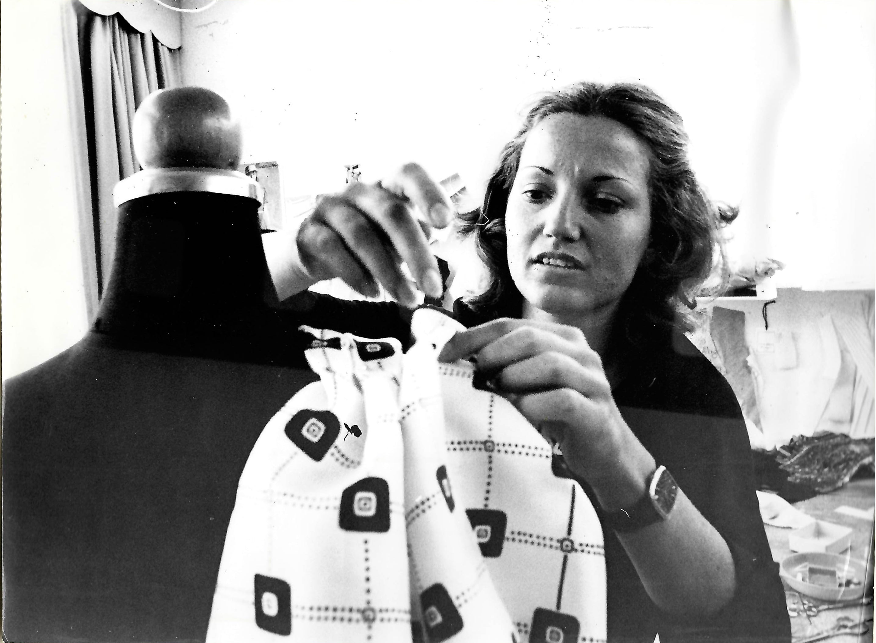 1967: Modedesignerin Helga Okan, Gründerin von PIO O'KAN, beim Schneidern in ihrer damaligen Wohnung