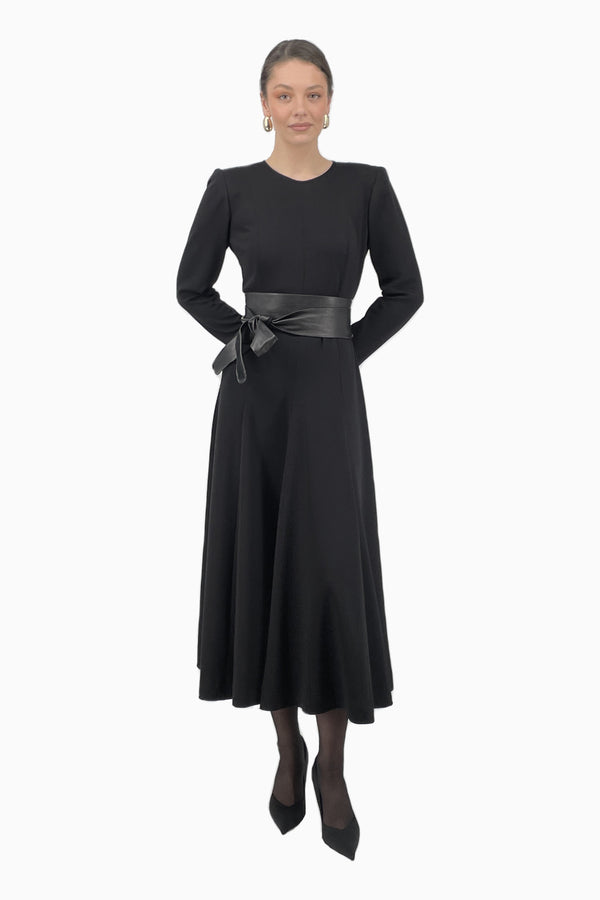 Langes Kleid mit Bindegürtel aus Jersey