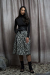 Weiter Rock mit hohem Bund in schwarz-weißem Jacquard Muster
