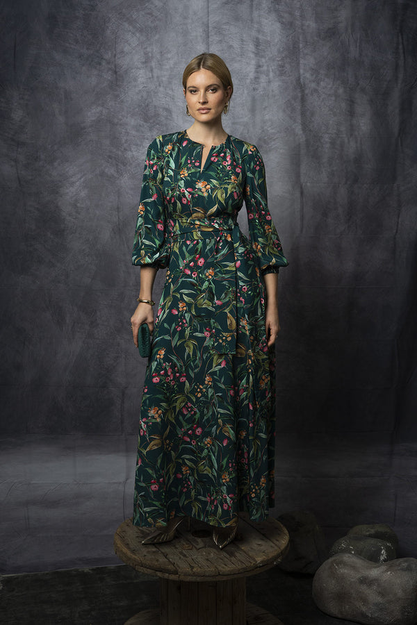 Langes Kleid mit V-Ausschnitt und Bindegürtel aus bedruckter Seide.
