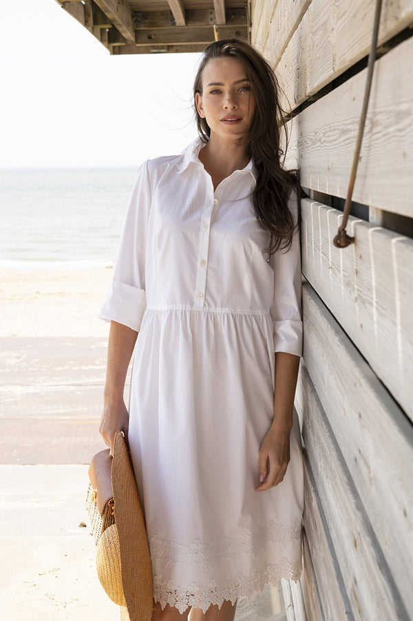 Kleid aus Baumwollpopeline mit Spitzendetails am Saum