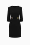 Ausgestelltes Kleid mit goldener Gürtelschnalle aus Wollcrêpe