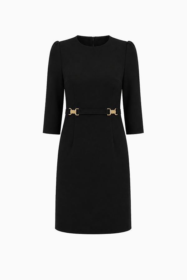 Ausgestelltes Kleid mit goldener Gürtelschnalle aus Wollcrêpe