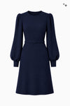 Ausgestelltes Kleid mit Gürtel und Statementärmeln aus Crêpe