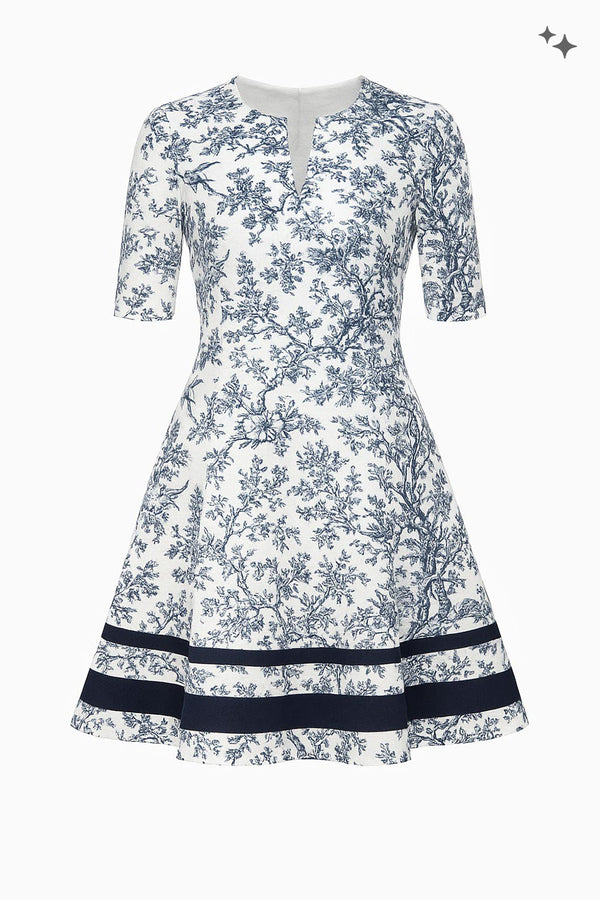 Ausgestelltes Kleid aus Piqué in blau-weißem Naturprint