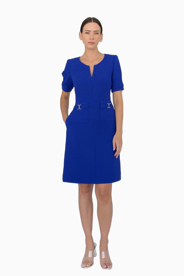 Ausgestelltes Kleid aus Wollcrêpe mit Schnallendetails