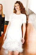 Kleid aus Crêpe mit applizierten Federn