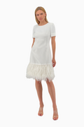 Kleid aus Crêpe mit applizierten Federn