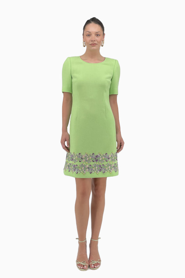 Ausgestelltes Kleid aus Wollcrêpe mit Blumenspitzenborte