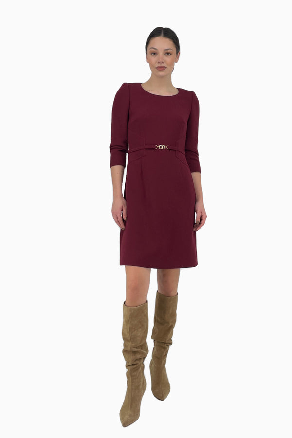 Ausgestelltes Kleid aus Wollcrêpe mit Gürtelschnalle