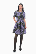 Kleid aus Jacquard mit Faltenrock und weitem Saum