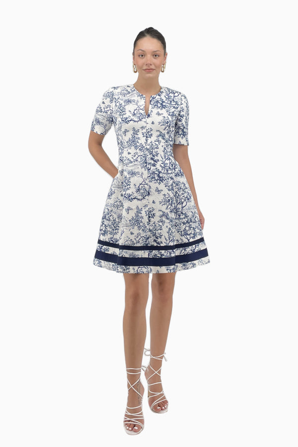 Ausgestelltes Kleid aus Piqué in blau-weißem Naturprint
