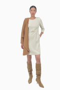 Ausgestelltes Kleid aus Wollcrêpe mit Gürtelschnalle