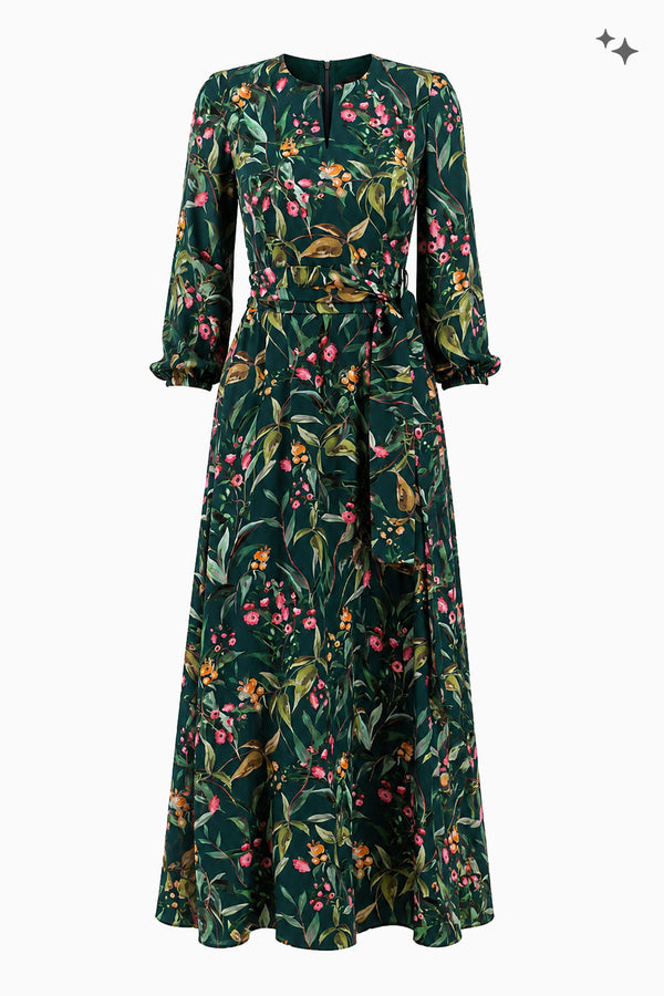 Langes Kleid mit V-Ausschnitt und Bindegürtel aus bedruckter Seide.
