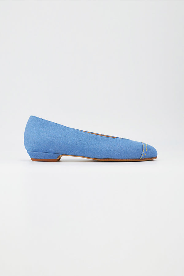 Ballerina aus hellem Jeansstoff