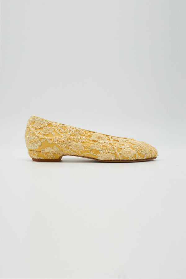 Ballerina mit Spitze bezogen in Gelb