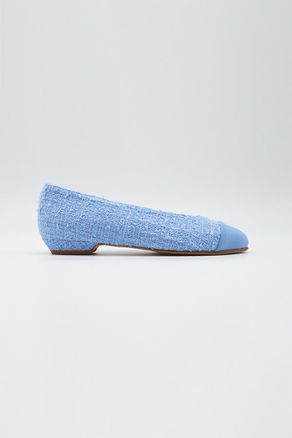 Ballerina mit hellblauem Tweed bezogen