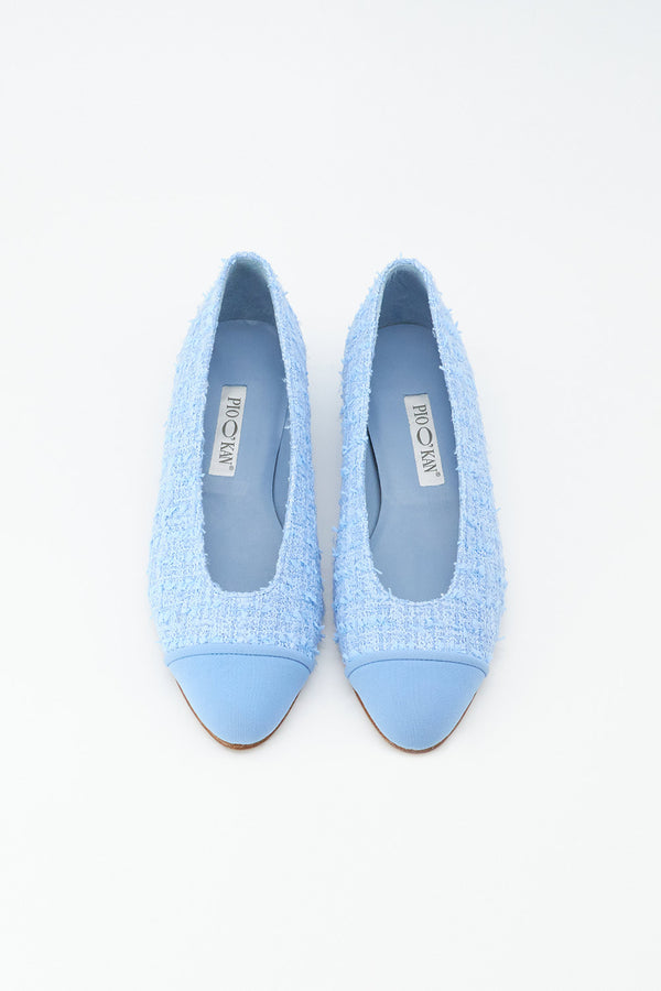 Ballerina mit hellblauem Tweed bezogen