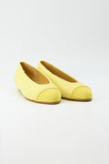 Ballerina mit gelbem Tweed bezogen