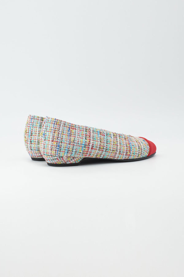 Ballerina mit buntem Tweed bezogen