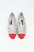 Ballerina mit buntem Tweed bezogen