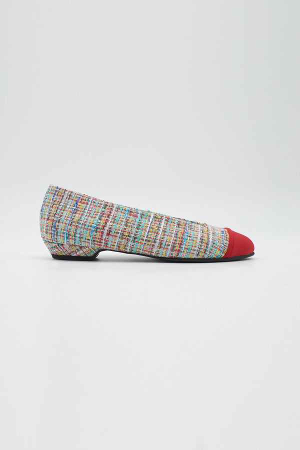 Ballerina mit buntem Tweed bezogen