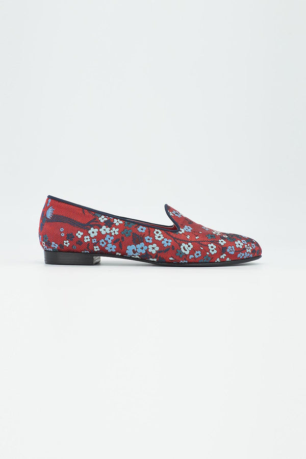 Slipper mit rotem Jacquard bezogen