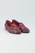 Slipper mit rotem Jacquard bezogen